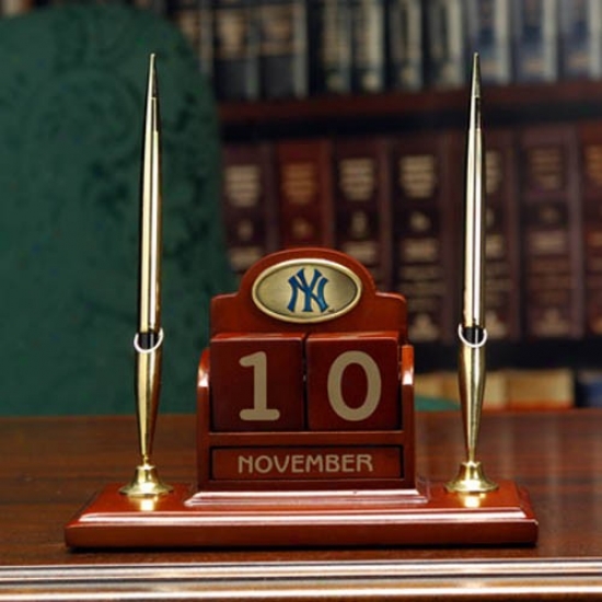 New York Yankees Calendar Desk Set
