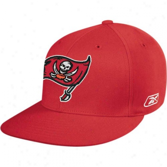 Tampa Bay Buccaneers Gear: Reebok Tampa Bay Buccaneers Red Flat Brim Sideline Structured Flx Fit Hat